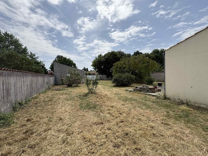 Jardin après entretien - pelouse tondue